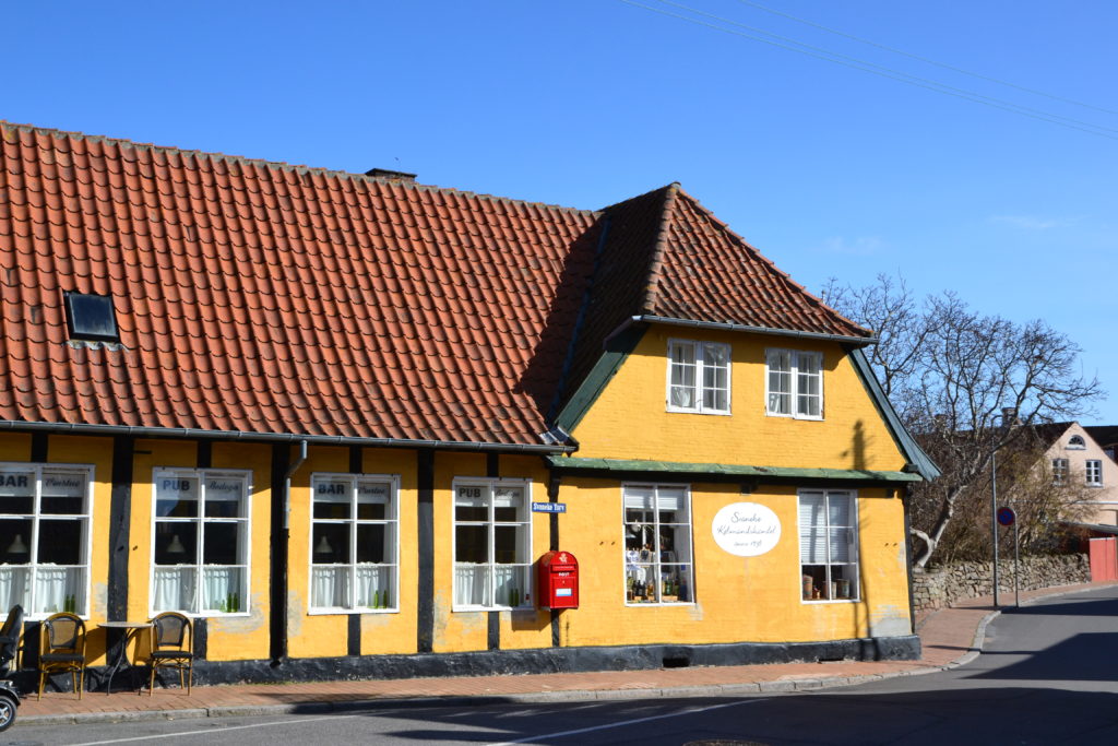 Søllingsgaard ligger lige midt i Svanekes hjerte og er en af de bedst bevarede købmandsgårde på Bornholm – oven i købet med fungerende købmandshandel med samme inventar som da gården startede som købmandsgård i 1836. Her i den hyggelige atmosfære føler man sig nemt hensat til de svundne tider. 