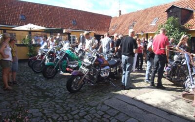 Motorcykler i gården